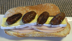 Bocadillo de lomo, queso y dátiles