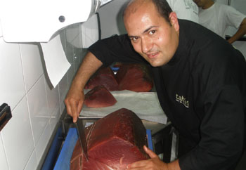 Raúl Resino despiezando atún cimarrón del mediterráneo