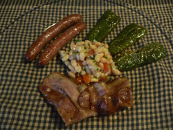 Salchichas, pimienos, beicon y ensalada de legumbres