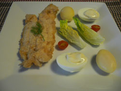 Merluza, ensalada, patatas y huevo
