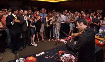 El show contó con un Óscar, cortador de jamón y violinista
