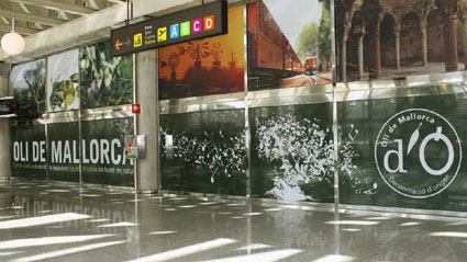 Exposición instalada en la terminal de salidas del aeropuerto de Palma