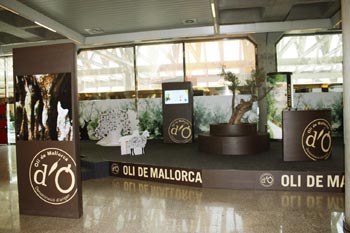 Stands e imágenes expuestas en el aeropuerto