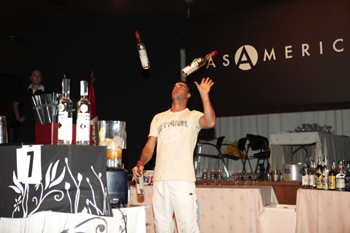 Eduardo Alonso, ganador de Flair, con el cóctel Sunny Day