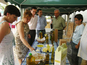 La delegada del gobierno andaluz degustó algunos platos. Foto: Fernando Cano