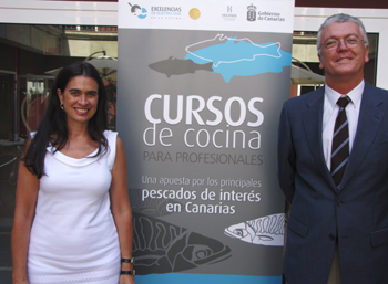 Mª del Carmen Hernández, viceconsejera de Turismo, y Jaime del Busto, de HECANSA
