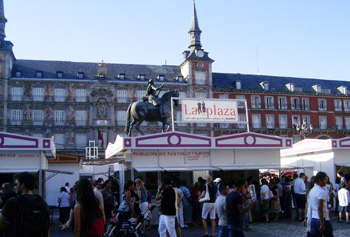 Mercado gastronómico urbano en la Plaza Mayor de Madrid