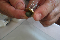 Con ayuda de plastilina...