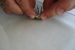 se sujeta al plato o base del centro