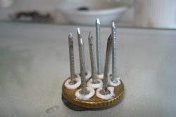 Se deja secar la cola antes de pinchar las flores