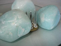 Y con una piedras decorativas se cubre el pincha-flores