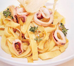 Tallarines de sepia a la carbonara