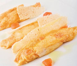 Merluza en tortilla y pan con tomate