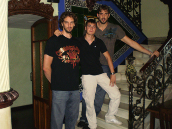 Los hermanos Gasol, junto a uno de los responsables del negocio hostelero