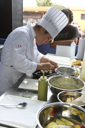 Una cocinera en Mistura. Foto: Apega