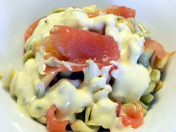 Ensalada de pasta con salmón ahumado y salsa de yogur