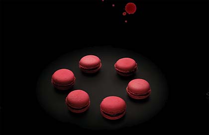 Ruleta Rusa (macarron de frambuesa y chocolate, corazón de chile)