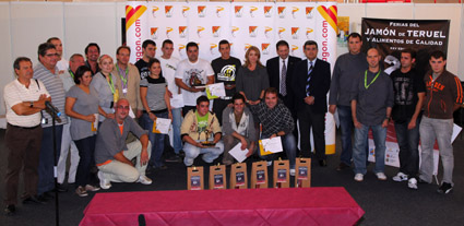 Concursantes y autoridades en el VII Certamen de Cocina y Repostería de Aragón. Foto: Almozara