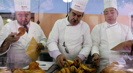 El jurado de expertos pasteleros durante el concurso