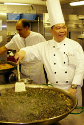 Un cocinero chino haciendo paella