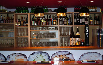 Barra y expositor de sake en Sushi House