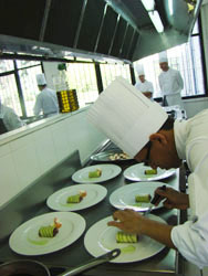 Concursante cocinando en la final