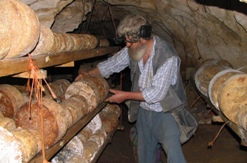Cueva con quesos Gamonedo