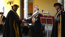 Gaffoglio entrega la copa al Gran Maestre