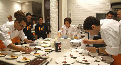 Elaboración de postres, en la final del concurso