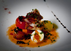 Texturas de salmorejo, jamón ibérico y huevo de codorniz