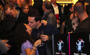 Besos con vino en el salón Euronovios Live