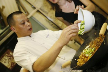 Yu Bo cocinando en Barcelona