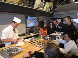 Españoles en una clase de cocina nipona