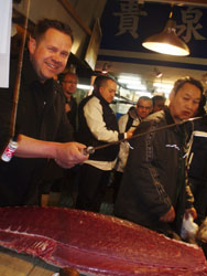Cortando atún en el gran mercado de pescado