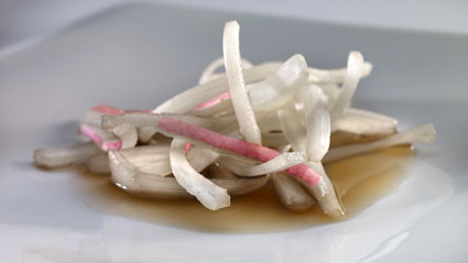 Filamentos crocantes de cardo rojo, con té de alcachofas, romero, avellana y miel
