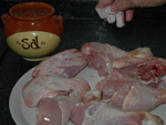 Se lava y se sala el pollo