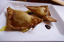 Empanadilla crujiente de bacalao al pil-pil de pimiento amarillo (restaurante Acuario)