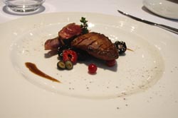 Pichón asado con jugo de cacao y bayas de bosque