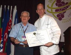 Matteo Gaffoglio recoge su premio, de manos de Gudmundsson