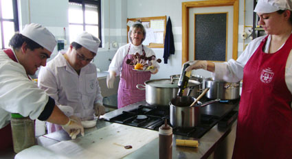 Alumnos del centro de discapacitados en la cocina