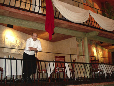 Encontramos mesas dispuestas en las galerías de los antiguos anfiteatros