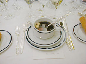 Consomé de Pichón con Espuma de Foie