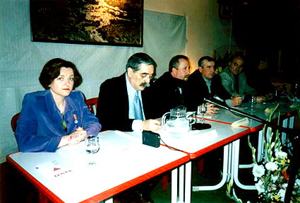 El pregonero flanquedo por la cronista oficial y el alcalde de Frailes, durante el pregón