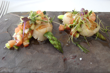 Brocheta de vieiras y espárragos