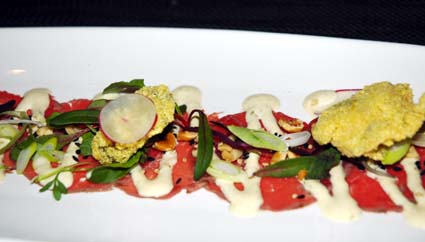 Carpaccio de ternera y ostras crujientes con un all i oli picante