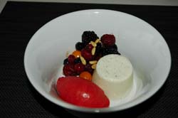 Pannacotta de yogur de vainilla acompañado de bayas