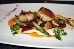 Vieiras salteadas con ajitos de primavera y alubias