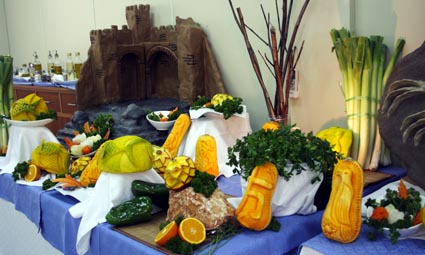 Talla de alimentos y bloques de hielo en el Hotel Escuela Convento Santo Domingo