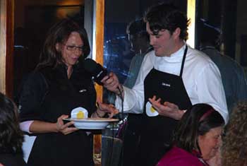 Eduardo Nadales con una de las concursantes