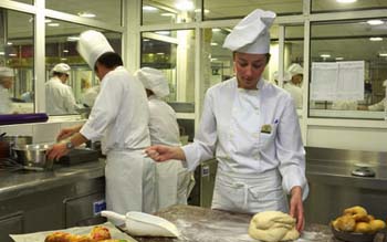Alumnos de Pastelería en la Escuela Superior de Hostelería de Sevilla